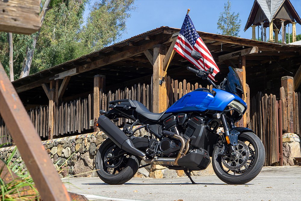 Harley-Davidson Pan America ST 2026 azul com bandeira americana