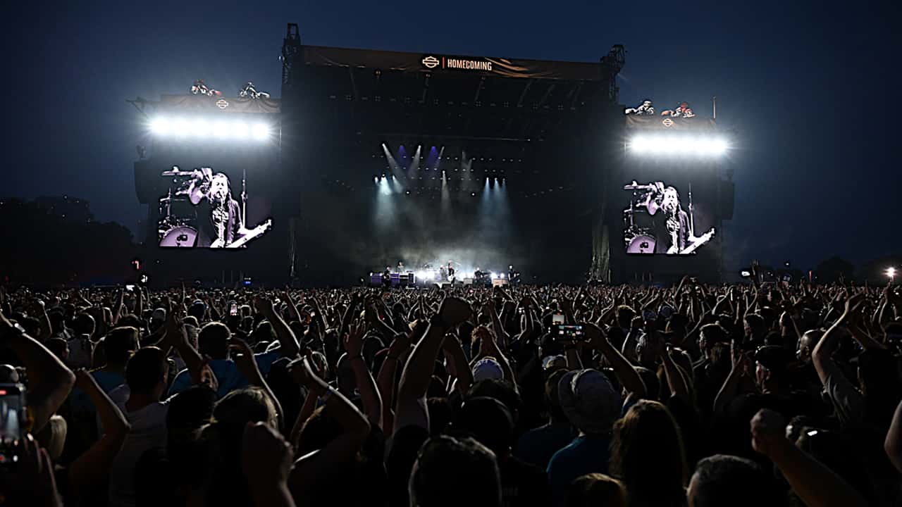 Multidão em show de rock no festival de aniversário de 120 anos da Harley-Davidson
