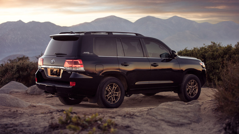 Gráfico comparativo de depreciação entre Land Cruiser, Tahoe e Armada