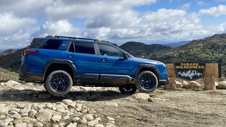 Imagem de um Subaru Outback Wilderness em terreno off-road