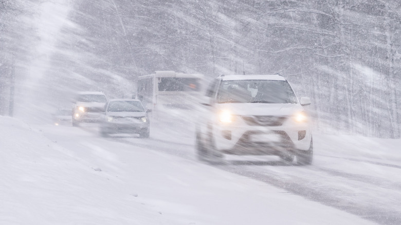 Vista aérea de uma instalação de testes de inverno com carros em pistas de gelo e neve.