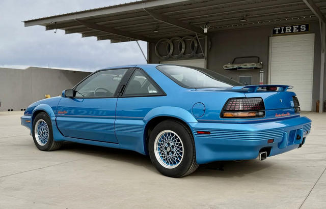 Traseira do Pontiac Grand Prix Richard Petty Edition de 1992