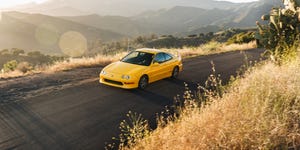 Honda Integra Type R DC2 original em pista, vermelho, com faróis acesos.
