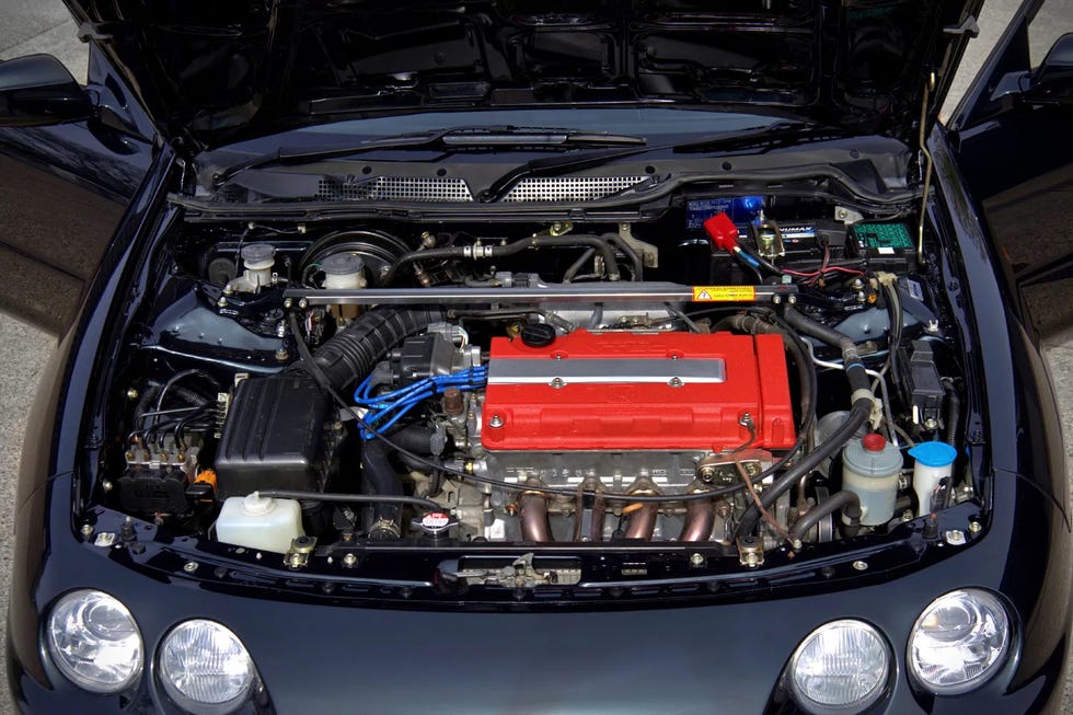 Honda Integra Type R DC2 em restauração, com carroceria parcial e suspensão exposta.