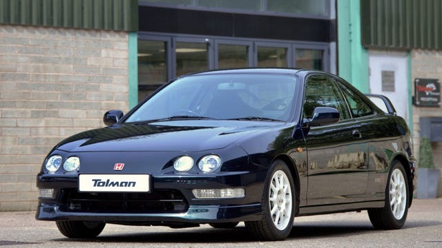 Honda Integra Type R DC2 Sorrento Green restaurado, estacionado ao ar livre.