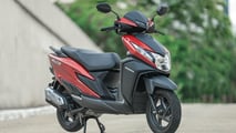 Detalhe do painel LCD Blackout e porta USB-C da Honda Elite 125 2027
