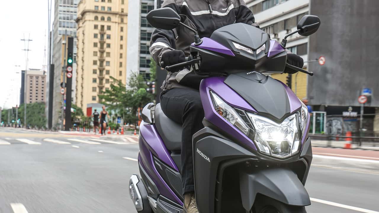 Honda Elite 125 2027 em ambiente urbano