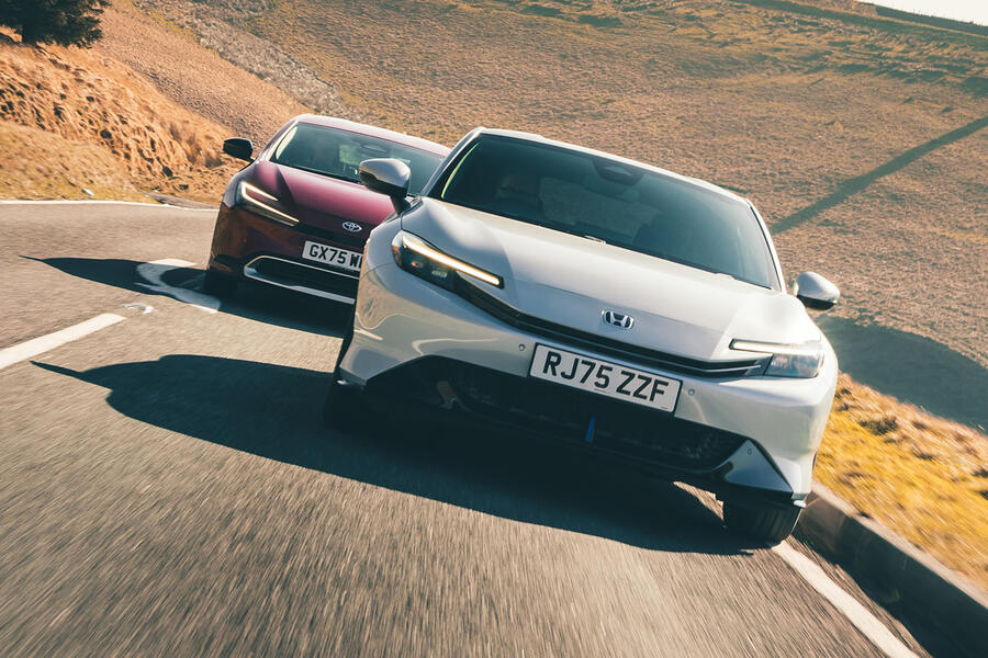 Traseira do Honda Prelude híbrido 2026 mostrando lanternas e design esportivo