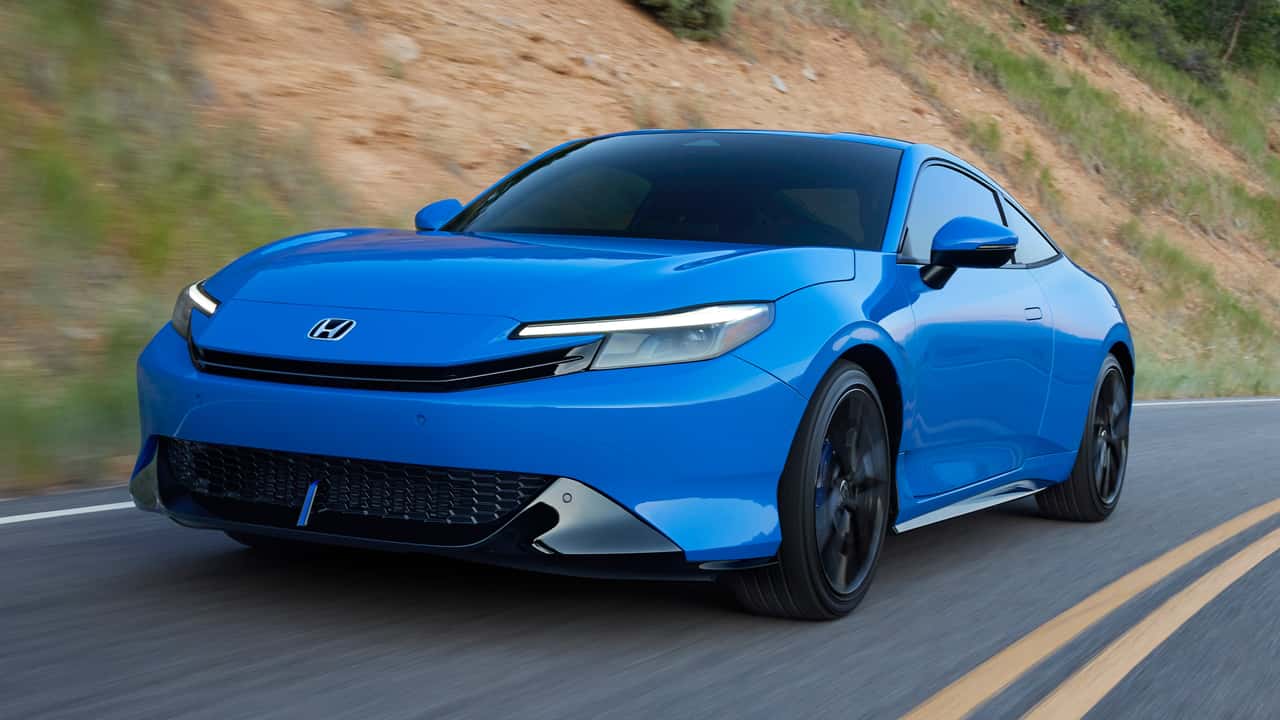 Honda Prelude branco em pista de corrida