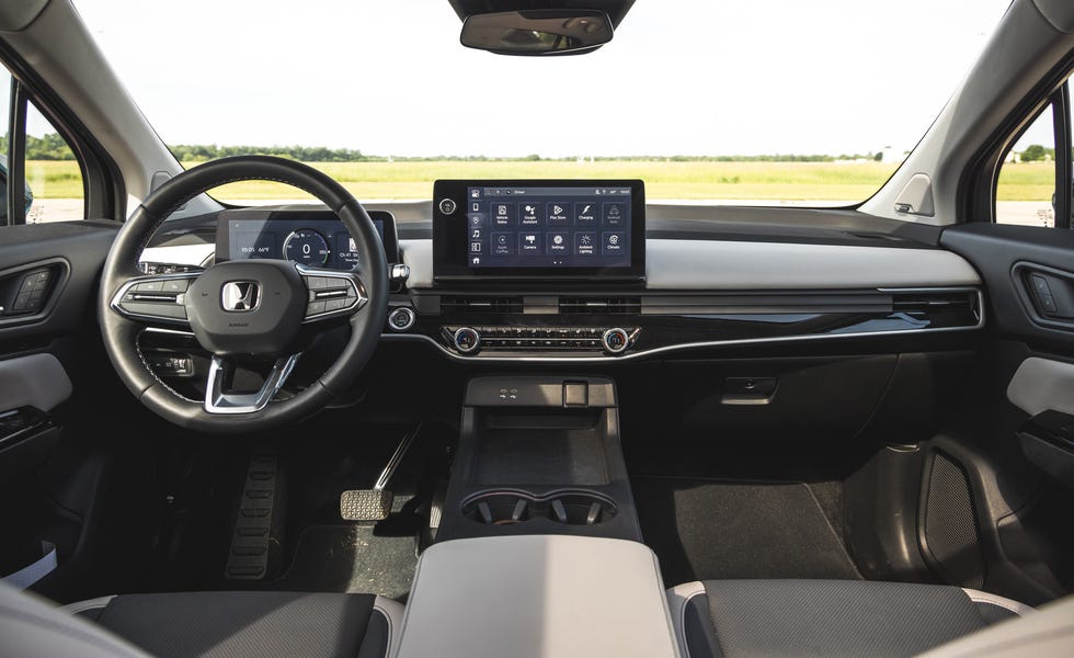 Interior do Honda Prologue 2024 com tela de infotainment
