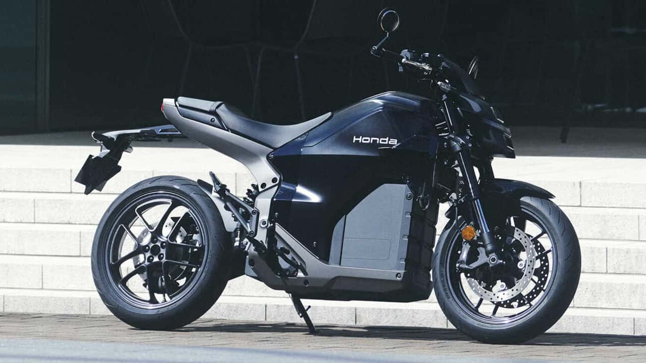 Honda WN7 elétrica estacionada com design familiar