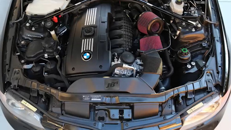 Esquema de funcionamento do motor BMW N54 com dois turbocompressores