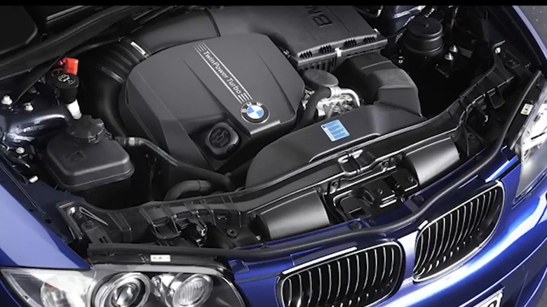 Esquema de funcionamento do motor BMW N55 com turbocompressor de scroll duplo