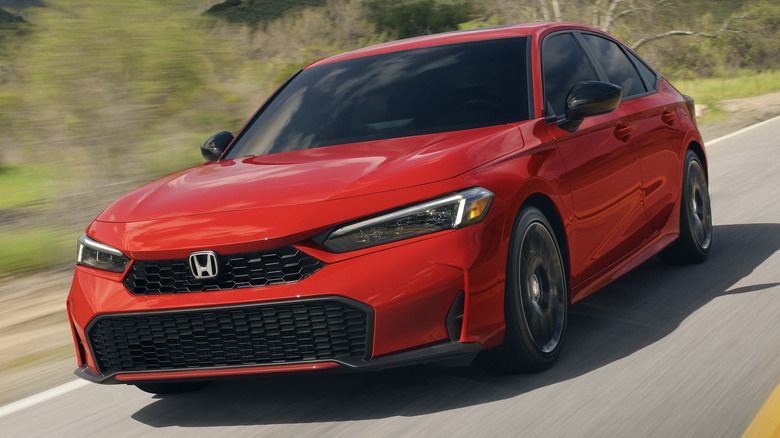 Honda Civic Hatchback Hybrid 2025 em ambiente urbano