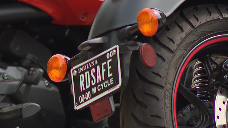Placa blackout em um carro moderno