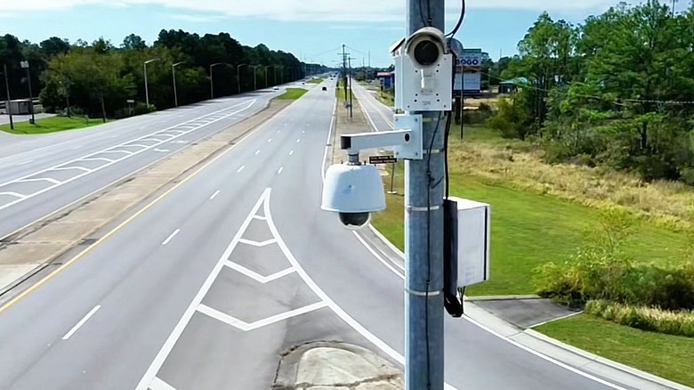Sensores de radar, infravermelho e câmera montados em poste de semáforo