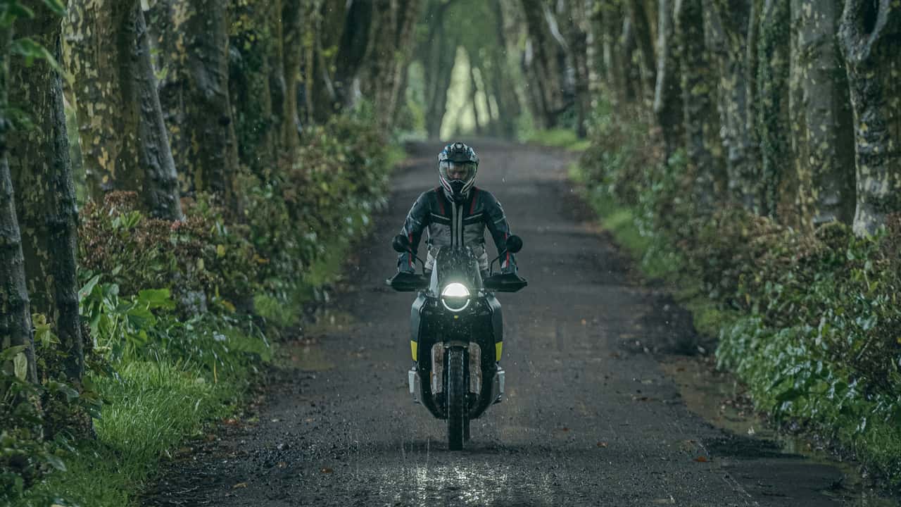 Motocicletas Husqvarna Norden 901 em paisagem desértica australiana