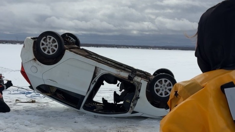 Hyundai Accent abandonado no gelo do Estreito de Northumberland