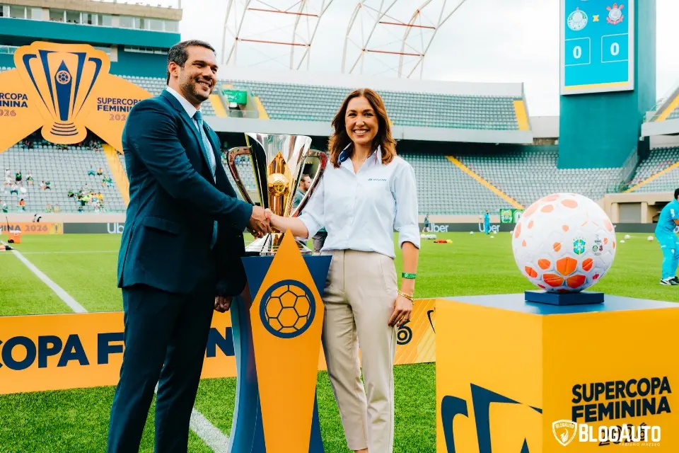Samir Xaud, presidente da CBF, e Ebru Semizer, diretora de Marketing da Hyundai Motor Brasil, em evento de patrocínio