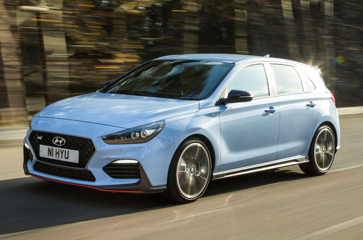 Hyundai i30 N branco em uma pista de corrida, visto de lado