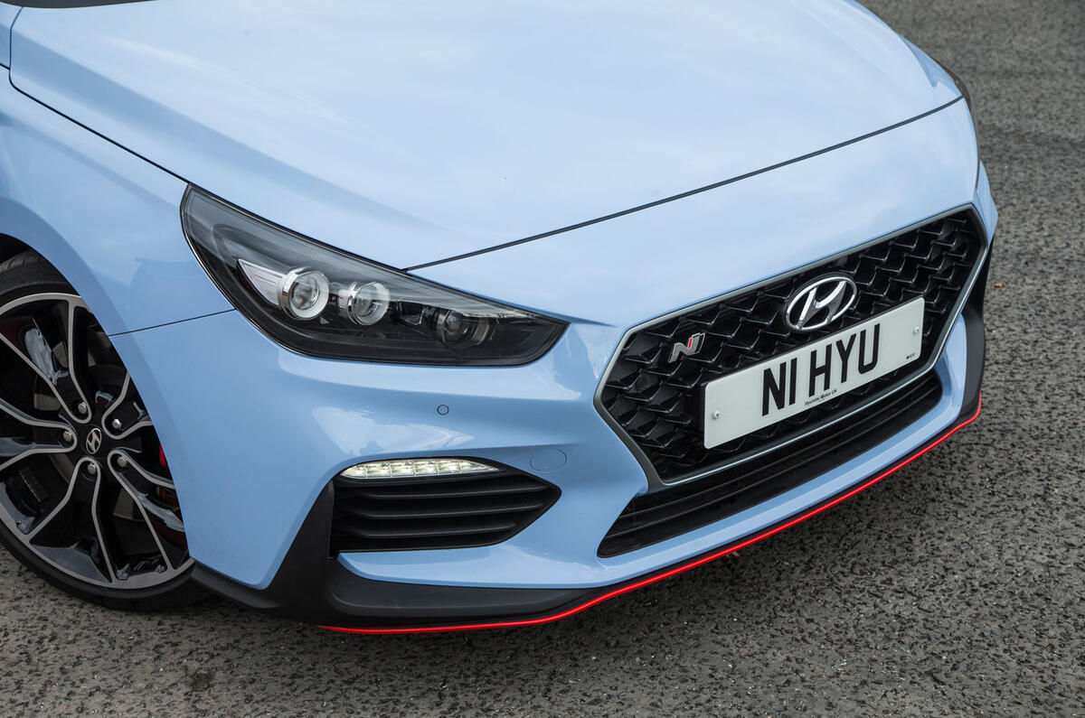 Dianteira do Hyundai i30 N branco, mostrando faróis e grade