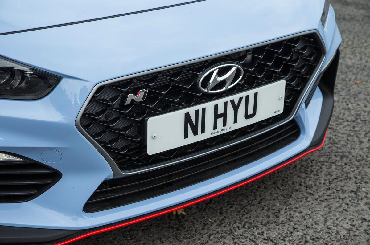 Detalhe da grade frontal do Hyundai i30 N com logotipo N