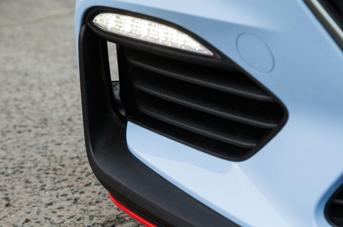 Faróis diurnos de LED do Hyundai i30 N com formato angular