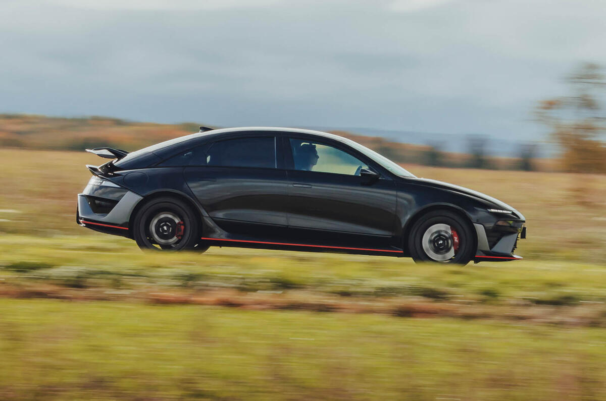 Detalhe da asa traseira tipo pescoço de cisne do Hyundai Ioniq 6 N