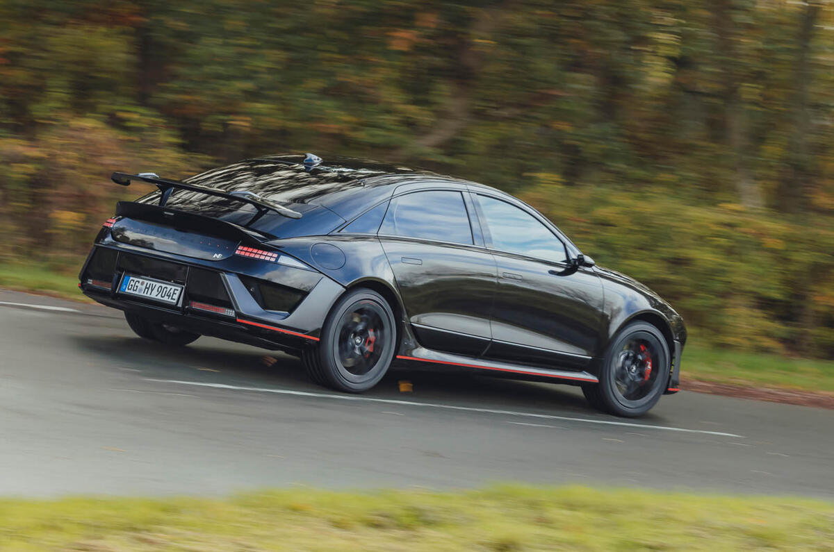 Interior do Hyundai Ioniq 6 N com bancos concha e detalhes esportivos