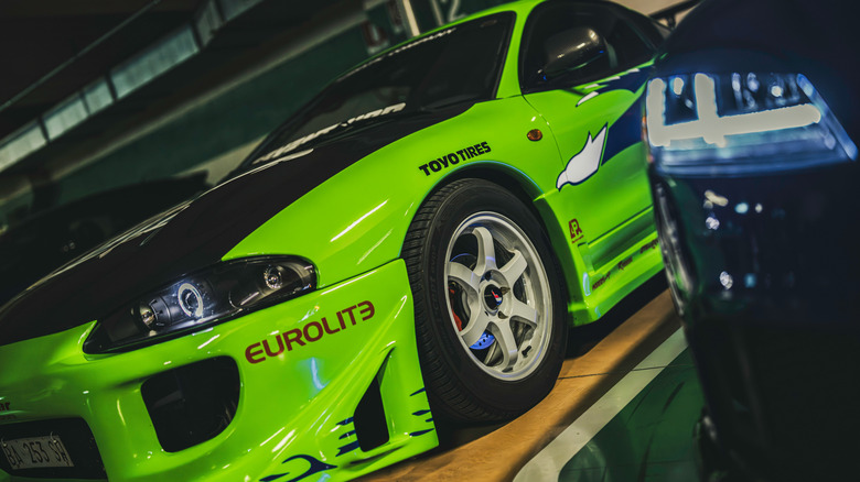 Tuning — Diversos carros modificados, incluindo um Honda Civic e um Toyota Supra, em uma reunião de entusiastas