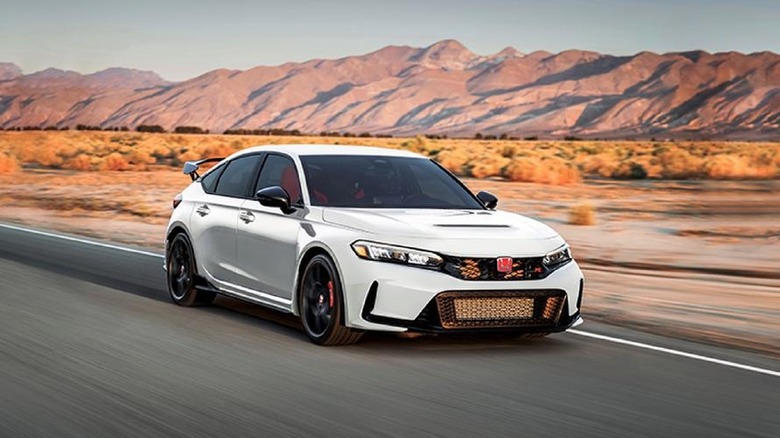 Tuning — Honda Civic Type R branco moderno estacionado, destacando seu design agressivo e aerodinâmico