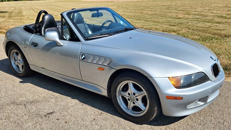 Mazda Miata lado a lado com um BMW Z3