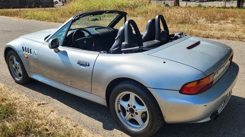 BMW Z3 azul estacionado em rua