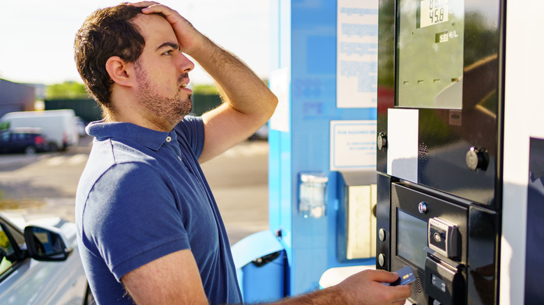 Motorista abastecendo o carro em um posto de gasolina