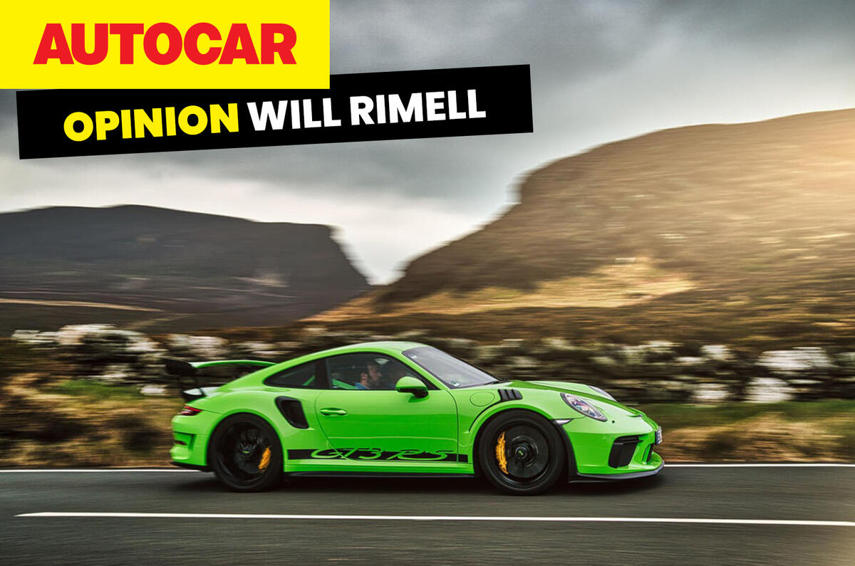 Will Rimell de pé ao lado de um Skoda Octavia vRS cinza na Ilha de Man