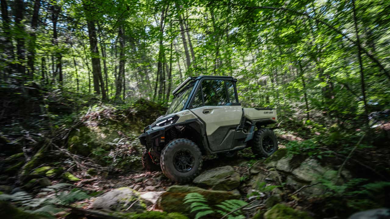 Can-Am Defender HD11 Hero 2024 em terreno off-road
