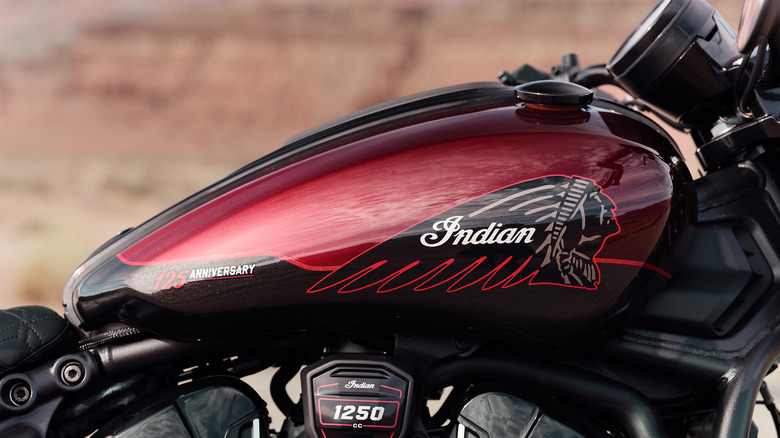 Detalhe da pintura vermelha e preta de uma motocicleta Indian de 125º Aniversário