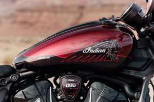 Detalhes do assento e motor da Indian Scout Bobber 125th Anniversary Edition