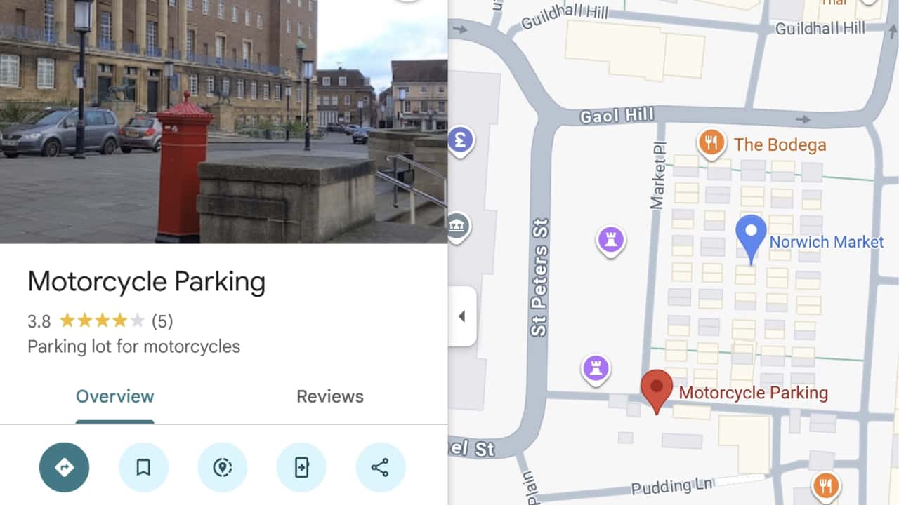 Motocicletas estacionadas em fila no parque de motocicletas de Norwich, Reino Unido