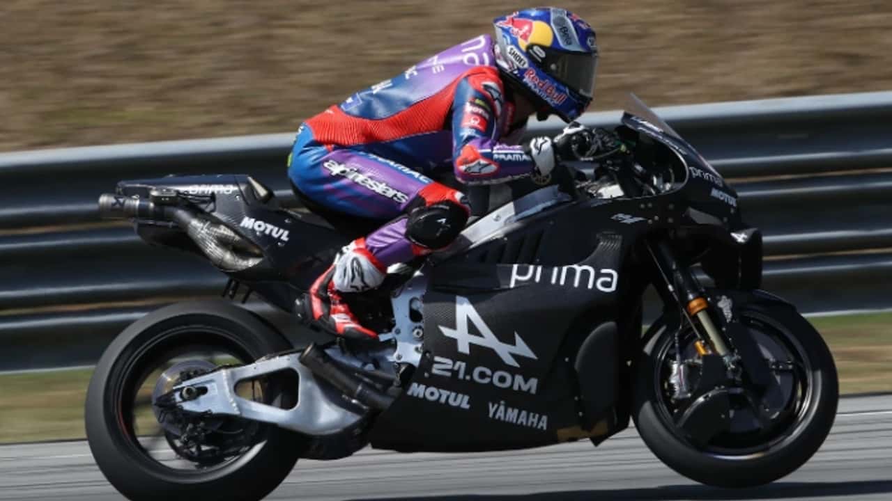 Toprak Razgatlıoğlu em sua moto de corrida Pramac Yamaha