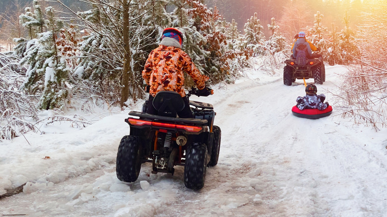 Trilhas de snowmobile danificadas por ATV com sulcos profundos
