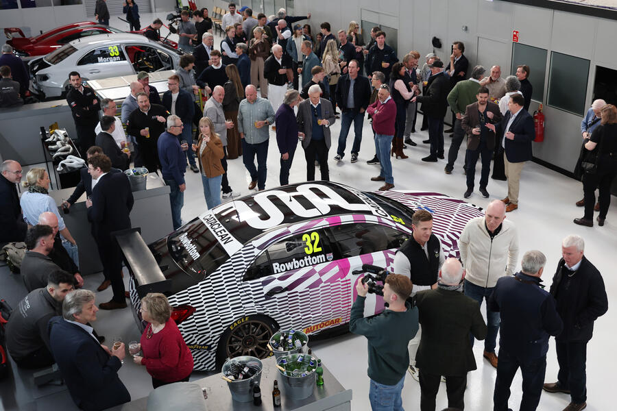 Jason Plato e equipe da Plato Racing no paddock