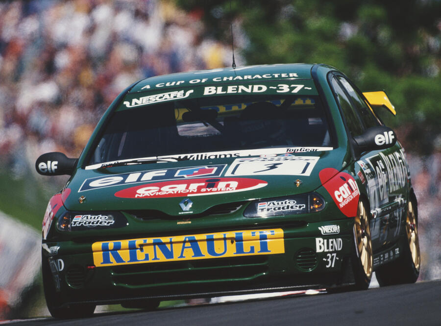 Plato — Oficina da RML com carro de corrida em fase de montagem