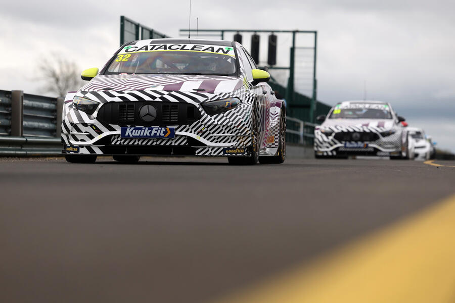 Carro Mercedes-AMG A35 da Plato Racing em teste