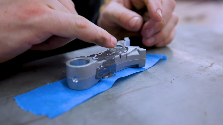 Adesivo de metal JB Weld e peças de motor para teste de reparo
