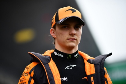 Oscar Piastri, piloto da McLaren, em ação na pista de Fórmula 1
