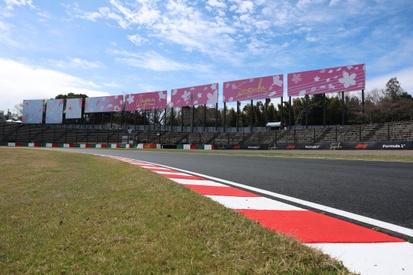 Detalhe do asfalto de uma pista de corrida de Fórmula 1