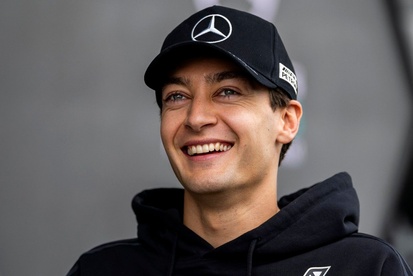 George Russell, piloto da Mercedes, em sua garagem na Fórmula 1