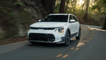 Detalhe do exterior do Kia Niro EV 2024 em ambiente urbano