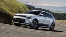 Kia Niro EV 2024 em vista lateral, destacando as linhas de design